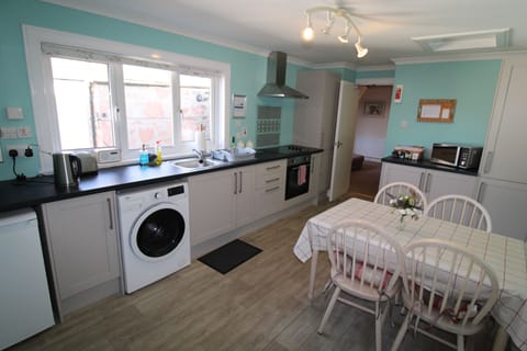 Studio (The Stewart) | Private kitchen | Fridge, microwave, oven, stovetop