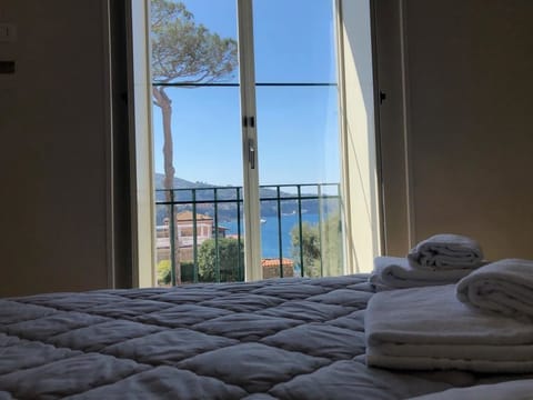 Deluxe Double Room, Sea View | Individually decorated, individually furnished, free WiFi, bed sheets