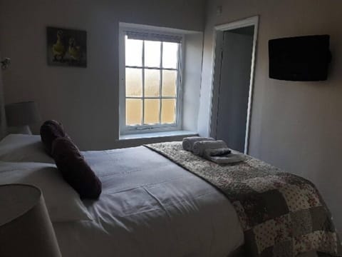 Double Room, Ensuite (Room 3) | Individually decorated, iron/ironing board, free WiFi, bed sheets