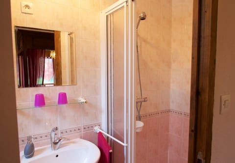 Double Room (Folle pensée) | Bathroom | Free toiletries, hair dryer