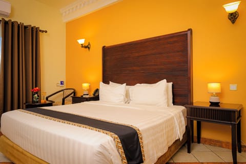 Deluxe Room, 1 Queen Bed | Premium bedding, Select Comfort beds, minibar, in-room safe