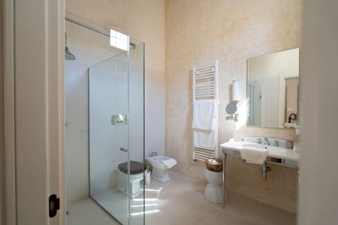 Superior Suite | Bathroom | Designer toiletries, bidet, towels