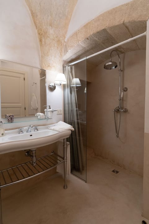 Junior Suite | Bathroom | Designer toiletries, bidet, towels