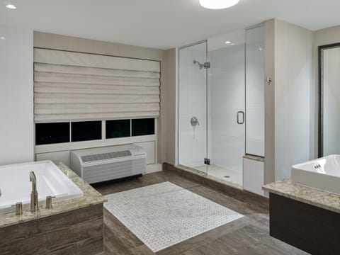 Classic Studio Suite | Bathroom | Shower, hair dryer, towels