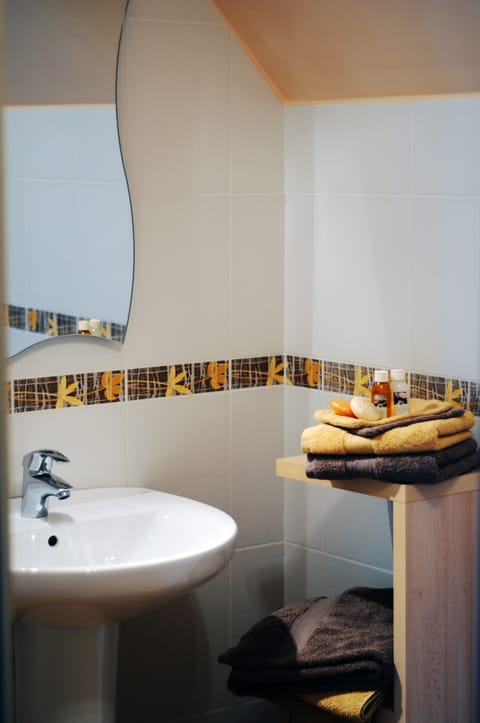 Room (Bleuenn er Wern) | Bathroom sink