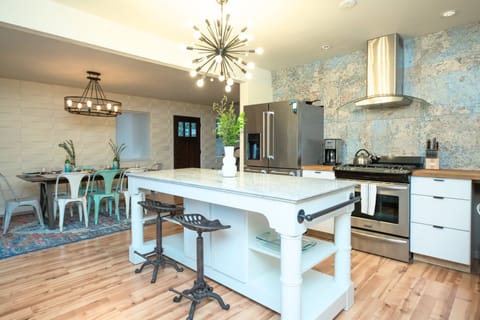 The kitchen (level 1) is fully equipped.