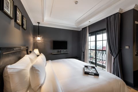 Executive Room | Hypo-allergenic bedding, minibar, in-room safe, desk