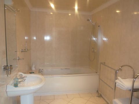 Combined shower/tub, free toiletries, towels