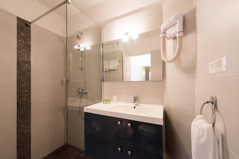 Rainfall showerhead, hair dryer, towels