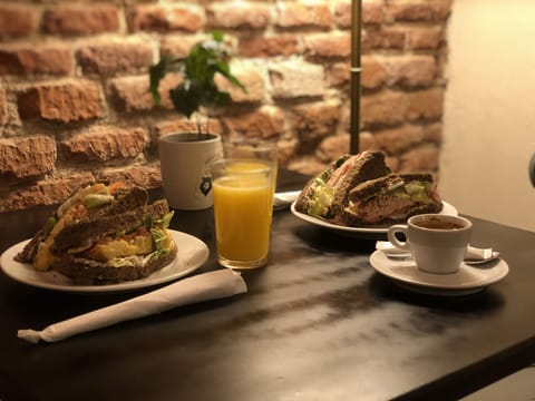 Daily continental breakfast (EUR 7.5 per person)