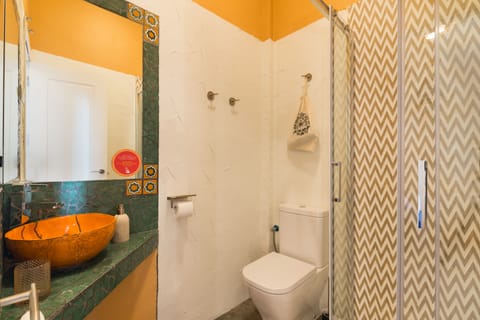Grand Double Room | Bathroom | Shower, rainfall showerhead, free toiletries, hair dryer