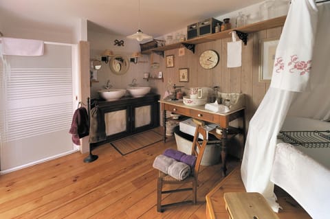 Coffee/tea maker, electric kettle