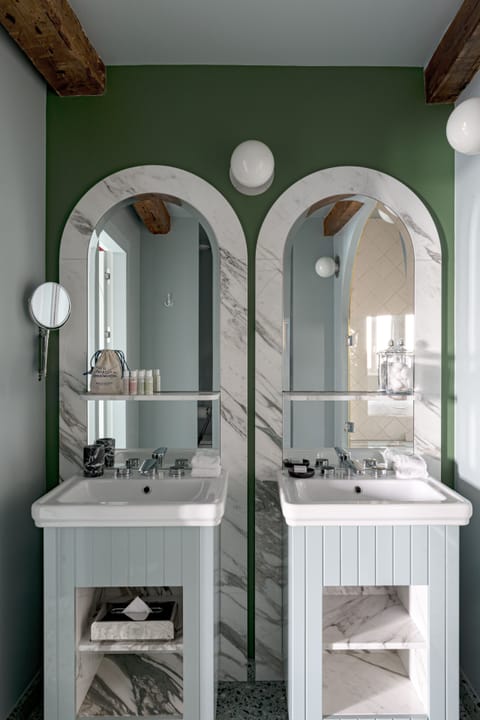 Junior Suite, Canal View (Zattere) | Bathroom | Free toiletries, hair dryer, bathrobes, slippers