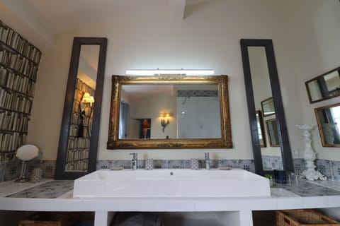 Double Room, 1 King Bed | Bathroom sink