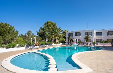 Seasonal outdoor pool, pool umbrellas, sun loungers