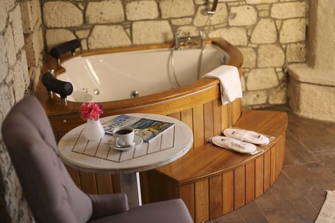 8 Jakuzili Somineli Bahce Suit | Jetted tub