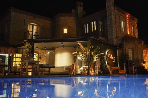 Seasonal outdoor pool, sun loungers