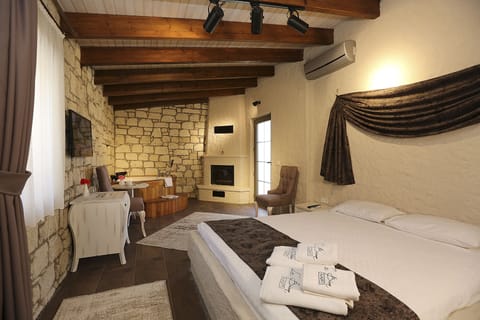 8 Jakuzili Somineli Bahce Suit | Soundproofing, free WiFi, bed sheets