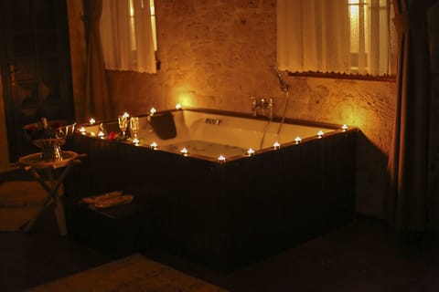 6 Jakuzili Somineli King Suit | Jetted tub