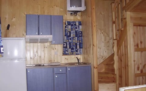 Chalet, 2 Bedrooms | Private kitchenette | Fridge, stovetop, cookware/dishes/utensils