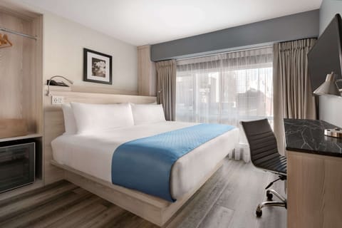 Deluxe Room, 1 King Bed, Non Smoking (Gotham View) | In-room safe, desk, laptop workspace, iron/ironing board