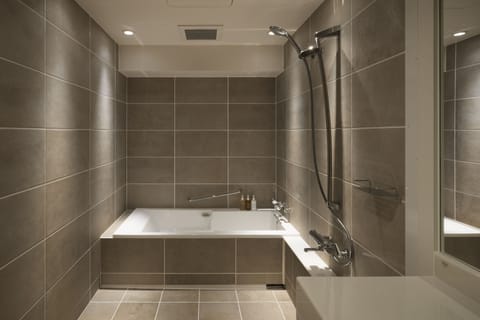 Accessible Room, Non Smoking (24 square meters) | Bathroom | Combined shower/tub, deep soaking tub, hydromassage showerhead