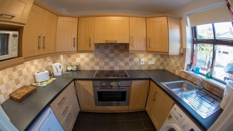 Fully Fitted Kitchen