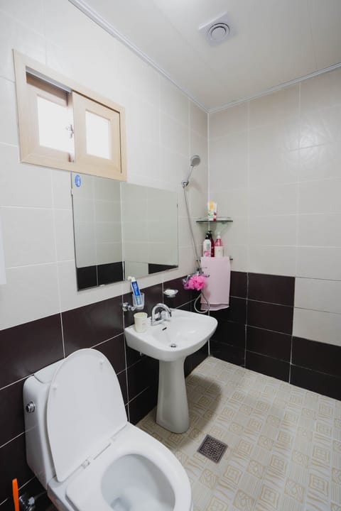 Shared Dormitory, Women only (4 people) | Bathroom | Shower, free toiletries, hair dryer, towels