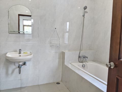 Suite Room No. 10 | Bathroom | Shower, free toiletries, towels