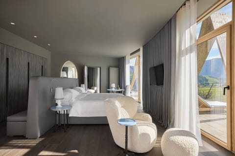 Deluxe Suite (Chalet Sella) | Premium bedding, down comforters, minibar, in-room safe