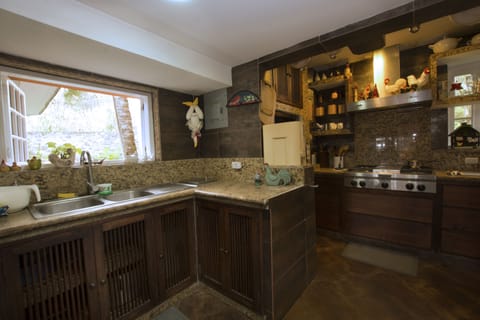 House, 4 Bedrooms (La casa de los abuelos) | Private kitchen | Full-size fridge, microwave, oven, stovetop