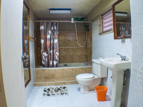 Combined shower/tub, free toiletries, hair dryer, towels