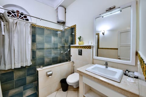 Premium Room, 1 King Bed, Non Smoking | Bathroom | Shower, free toiletries, towels