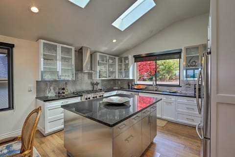 Awesome kitchen
6 burner/ gas range
Well equipped / island to gather around.