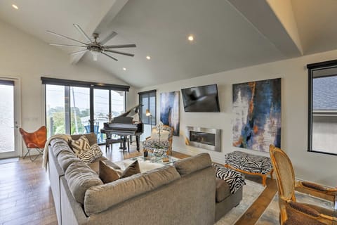 Luxurious modern beach house 🏡
Wake up to Majestic Morro Rock 🪨 🌊.
Jacuzzi