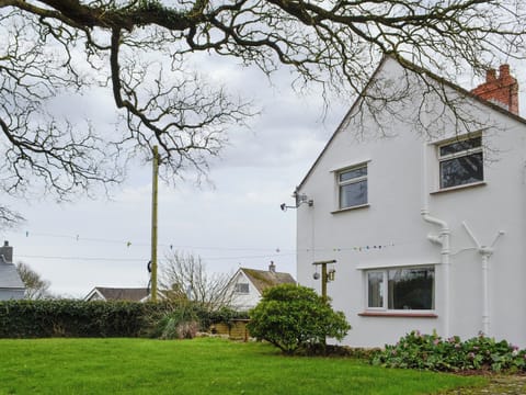 Lovely holiday home with lawned garden | Middleton Hall, Rhossilli, near Swansea
