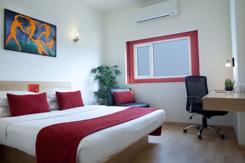 Business Double Room | Premium bedding, minibar, in-room safe, individually decorated
