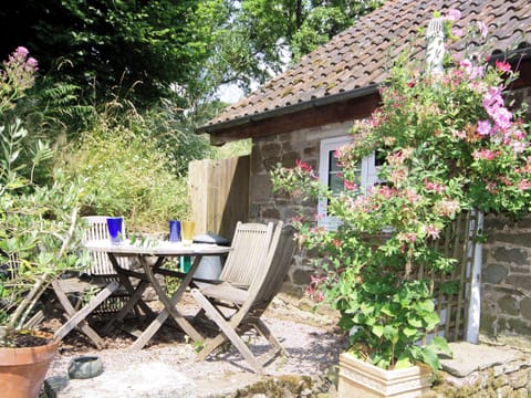 Sitting-out-area | Spring Cottage, Brockweir