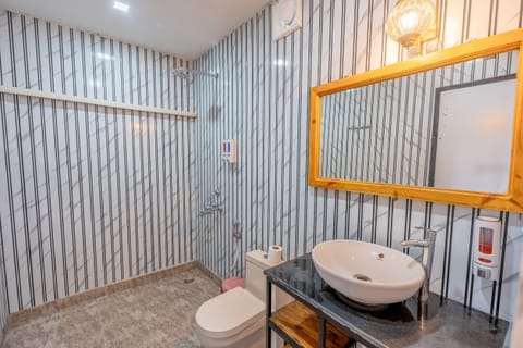 Luxury Restaurant Roof Top Sea View Hut | Bathroom | Shower, free toiletries, towels