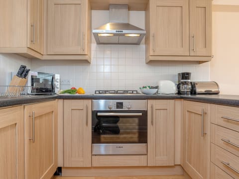 Well equipped kitchen | 6 Harbour View - Harbour View, Newquay
