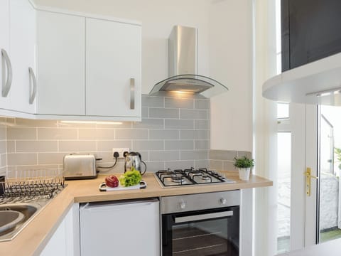 Well equipped kitchen | The Downs, Torquay