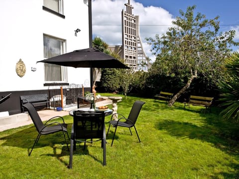 Outdoor dining area | Devon Villa Garden Apartment, Torquay