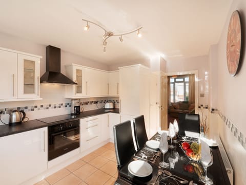 Fully appointed kitchen with dining area | Two Beaches, Paignton