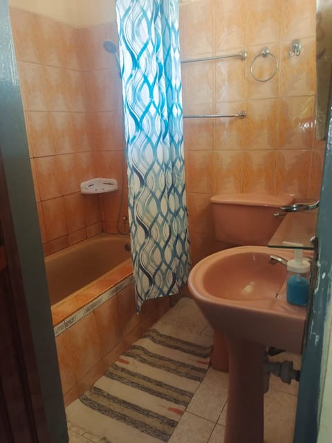 Comfort Room | Bathroom | Combined shower/tub, designer toiletries, towels, soap