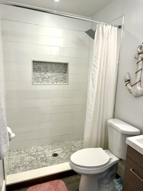 Basic Double Room, 2 Queen Beds, Mountain View | Bathroom | Combined shower/tub, spring water tub, rainfall showerhead
