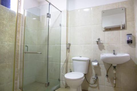 Executive Room | Bathroom | Shower, free toiletries, towels