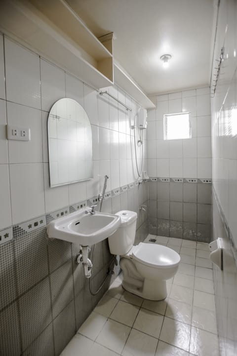 Deluxe Double Room | Bathroom | Shower, rainfall showerhead, free toiletries, bidet