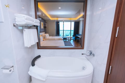 Family Quadruple Room | Bathroom | Combined shower/tub, rainfall showerhead, free toiletries, hair dryer