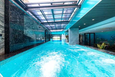 Indoor/outdoor pool