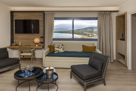 Panoramic Suite, Hot Tub, Sea View (Prestige) | Living area | Smart TV